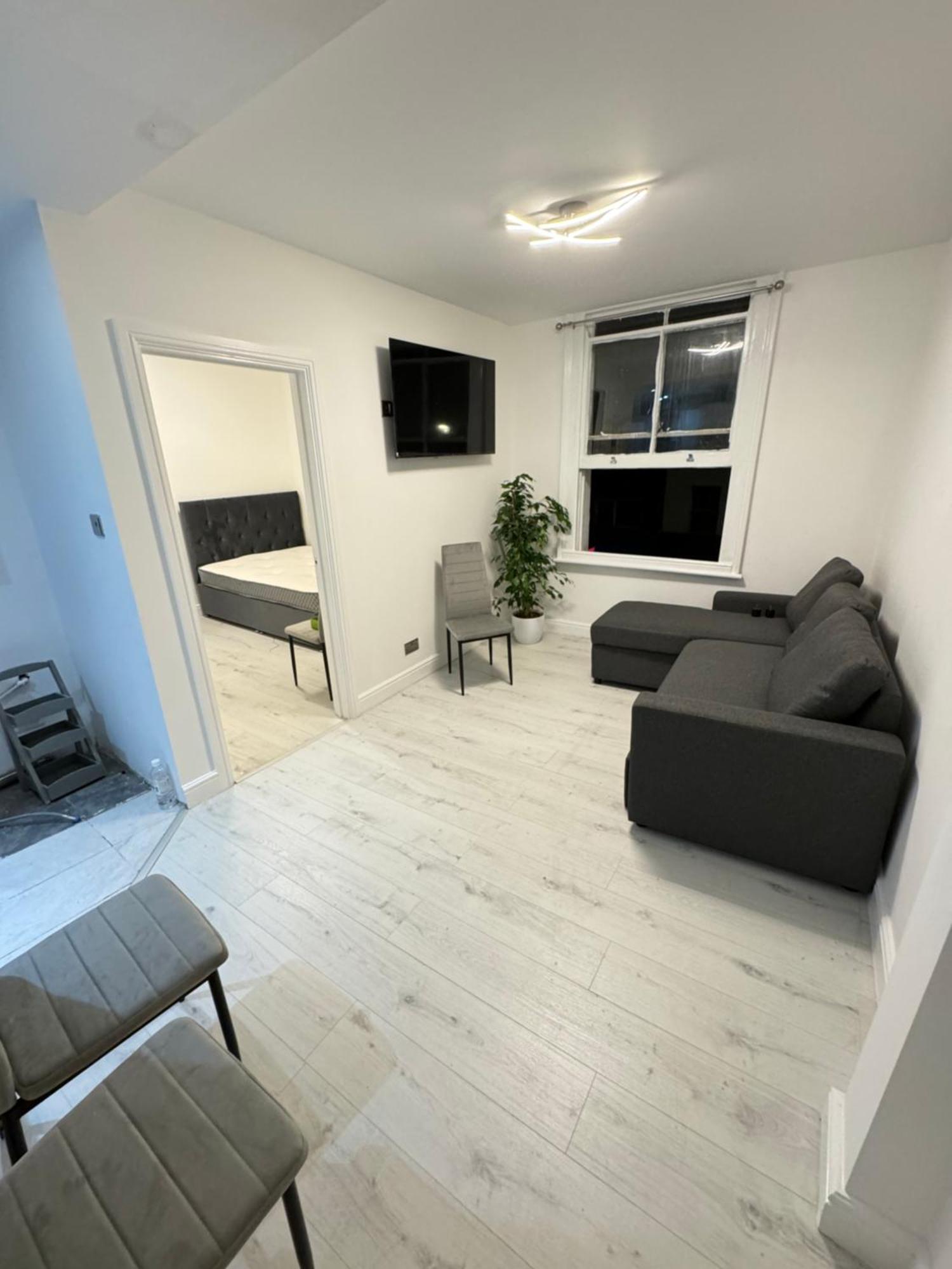 One Bedroom Flat 2nd Floor Victoria * Londen